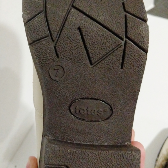Totes NWT cream zip up winter boots with faux fur - Picture 2 of 8